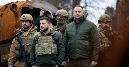 Ryzyko polityczne Zełenskiego w sprawie żołnierzy z Azowstalu. "Rosjanie mogą skazać ich na śmierć"