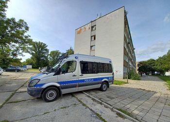 Lublin: Dzieci wychylały się przez okno, a ojciec spał. Mężczyzna był pijany