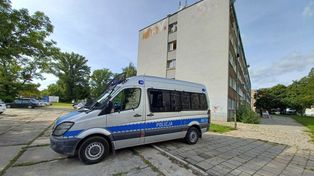 Lublin: Dzieci wychylały się przez okno, a ojciec spał. Mężczyzna był pijany