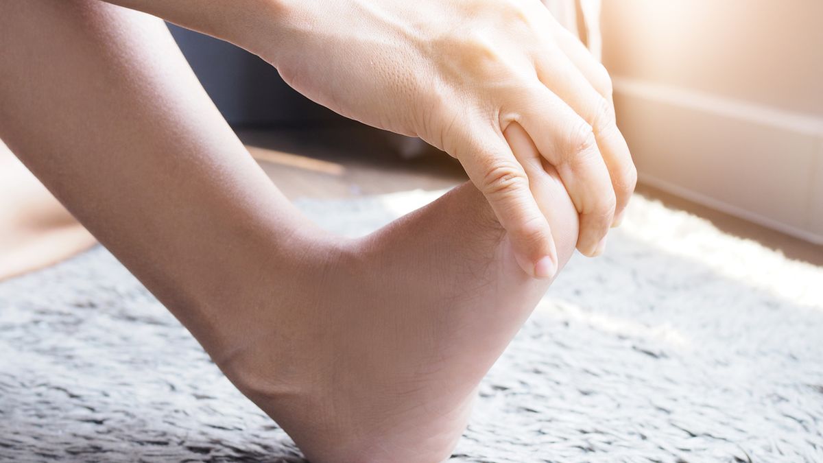 Drętwienie nóg, nazywane także zaburzeniami czucia lub mrowieniem, może objawiać się pieczeniem, bólem, wibracjami, uczuciem przebiegania dreszczy, uczuciem rażenia prądem lub drętwieniem kończyń dolnych.