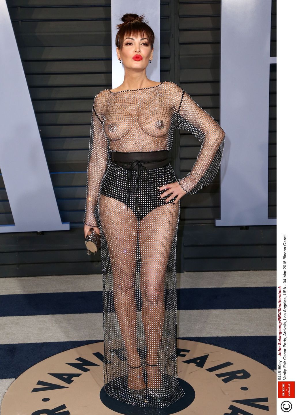 Bleony Qereti prawie nago na imprezie oscarowej Vanity Fair 2018