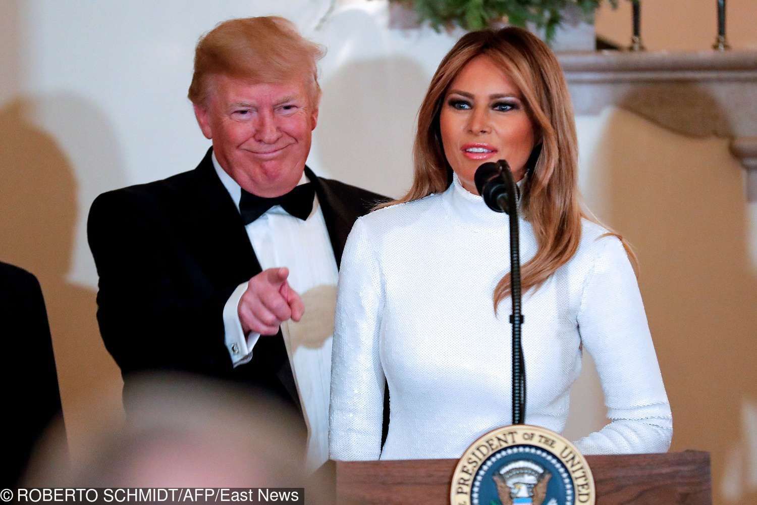 Melania Trump w białej sukni na balu w Białym Domu