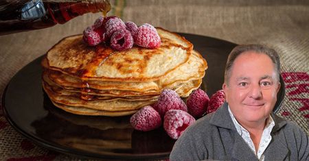 Nikt nie robi naleśników jak Robert Makłowicz. Zamienił mleko na inny składnik