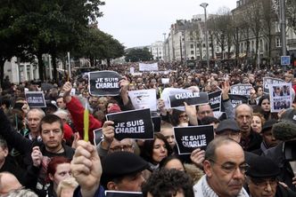 Zamachy w Paryżu. Tłumy wyszły na ulice, policja i wojsko w najwyższej gotowości