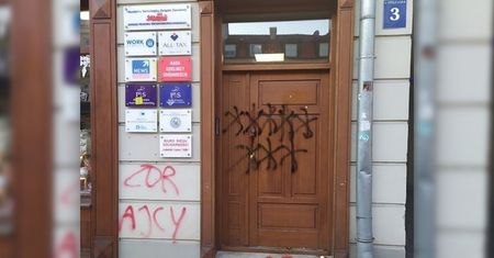 Atak na biuro poselskie PiS. Policjanci zatrzymali 19-letniego wandala