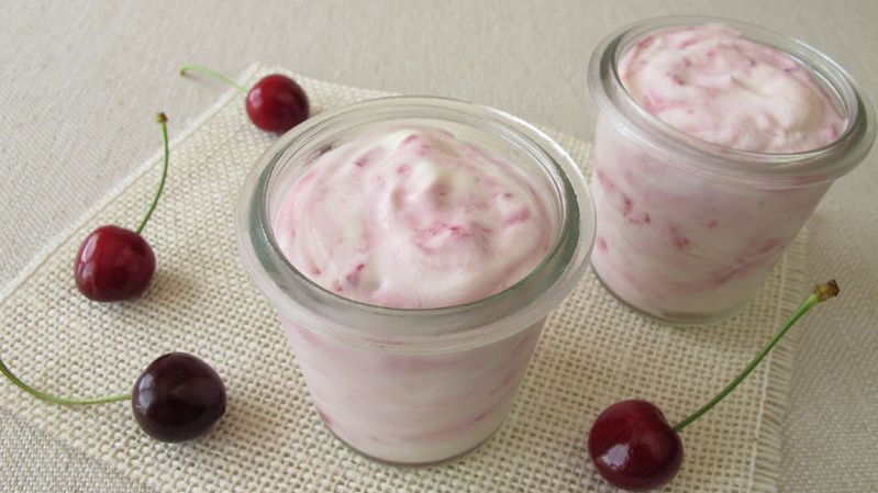 Jogurt owocowy o obniżonej zawartości tłuszczu (9 g białka w 225 g)