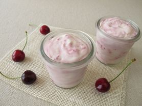Jogurt owocowy o obniżonej zawartości tłuszczu (9 g białka w 225 g)