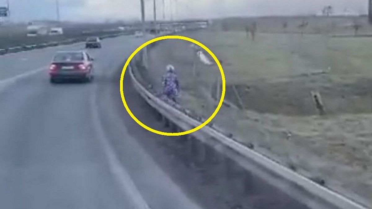 Dziewczynka szła poboczem trasy S3