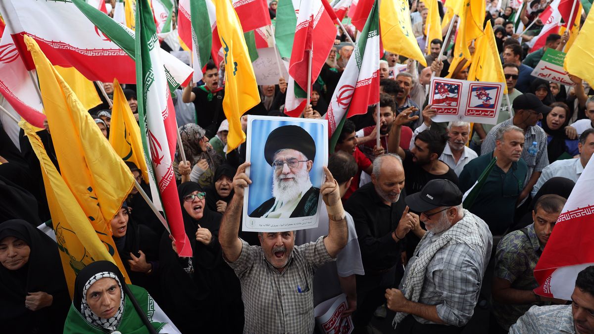 epaselect epa12194904 An Iranian holds a portrait of Iranian supreme leader Ayatollah Ali Khamenei amidst Iran?s national flags during a rally in Tehran, Iran, 24 June 2025. Israel's military accused Iran of violating a ceasefire by launching missiles into Israeli airspace. Iran's General Staff of the Armed Forces Abdolrahim Mousavi denied firing any missiles towards Israel, Iranian state media reported. EPA/ABEDIN TAHERKENAREH Dostawca: PAP/EPA.