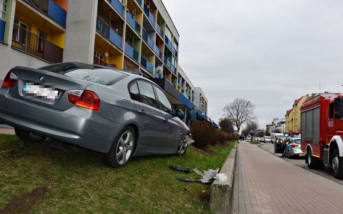 Pijany kierowca wjechał na chodnik. Stała na nim kobieta z dzieckiem