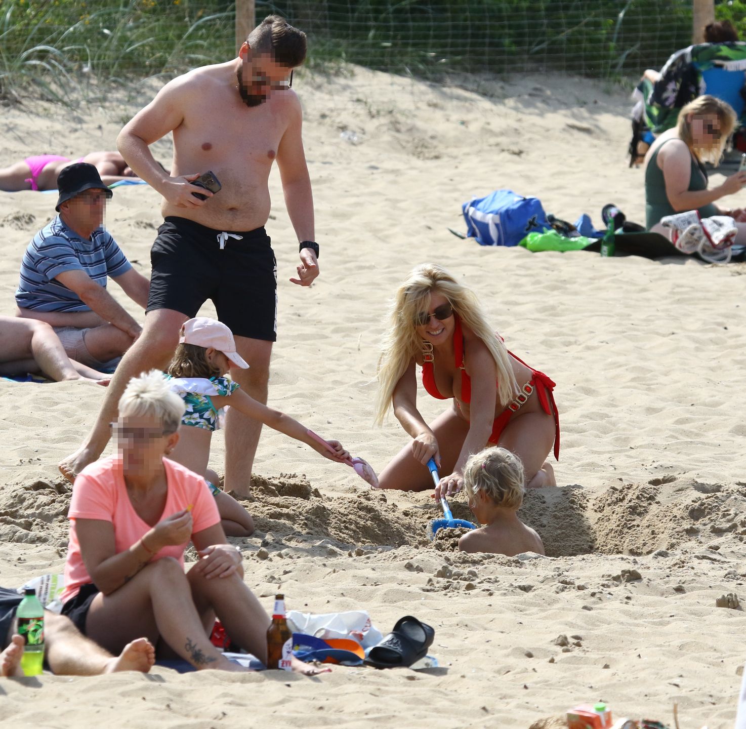 Karolina Pajączkowska relaksuje się z rodziną na sopockiej plaży