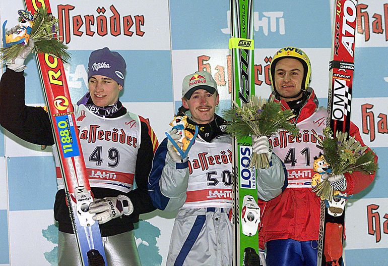 Podium konkursu mistrzostw świata w Lahti w 2001 r. na normalnej skoczni. Od lewej Martin Schmitt, Adam Małysz, Martin Hoellwarth