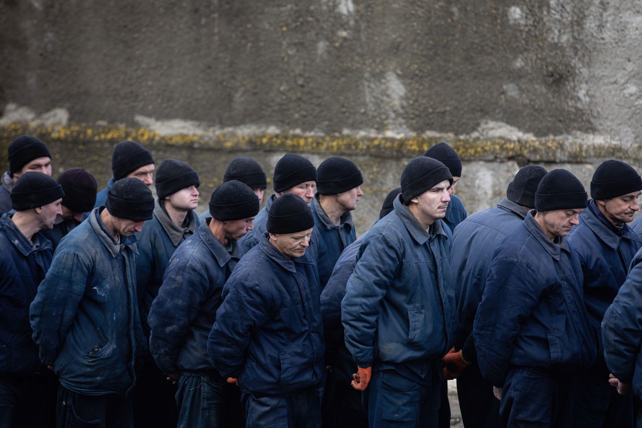 Russia recruits prison inmates for the frontline. 120,000 reportedly in service