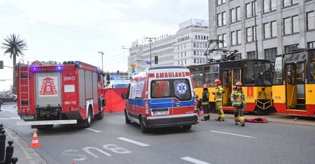 Koszmarny wypadek w centrum Warszawy. Tramwaj potrącił kobietę