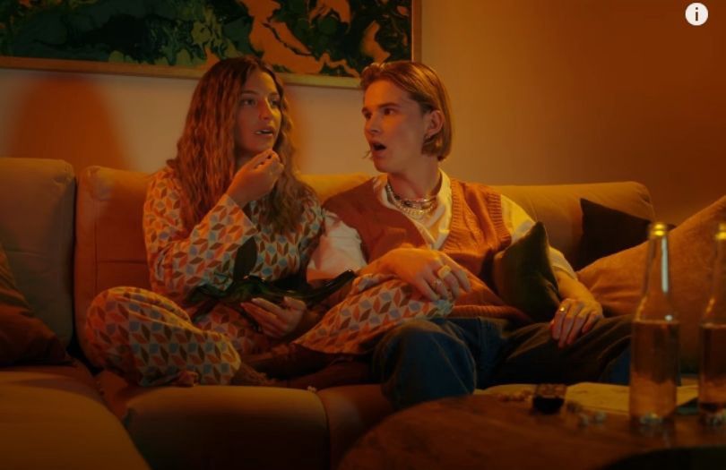 Julia Wieniawa w teledysku duetu Kacperczyk