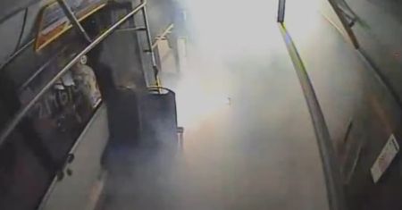 Dym w autobusie. Samoczynnie odpalił się monocykl elektryczny