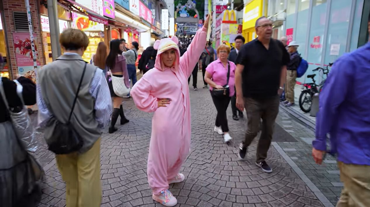 Agnieszka Grzelak wykonuje dziwne zadania w Japonii 