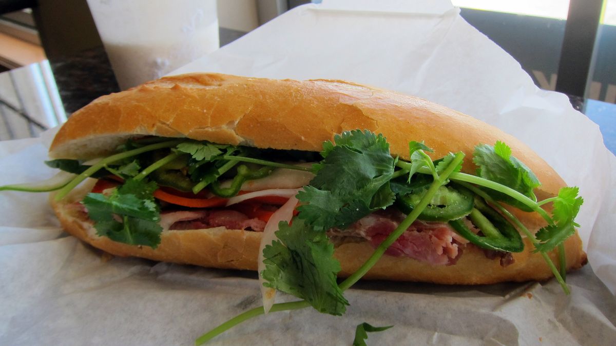 Kanapka z wędliną, sałatą i pomidorem