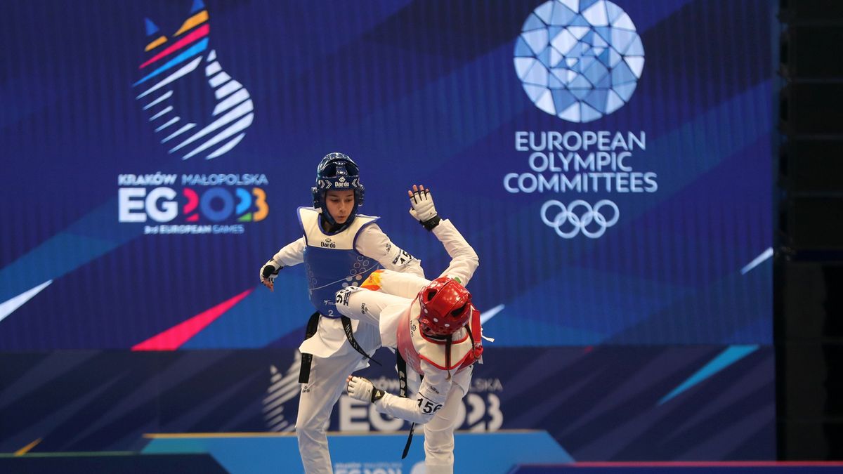 Włoszka Virginia Maestro (czerwony) i Adriana Iglesias Cerezo (niebieski) z Hiszpanii w ćwierćfinałowej walce w taekwondo