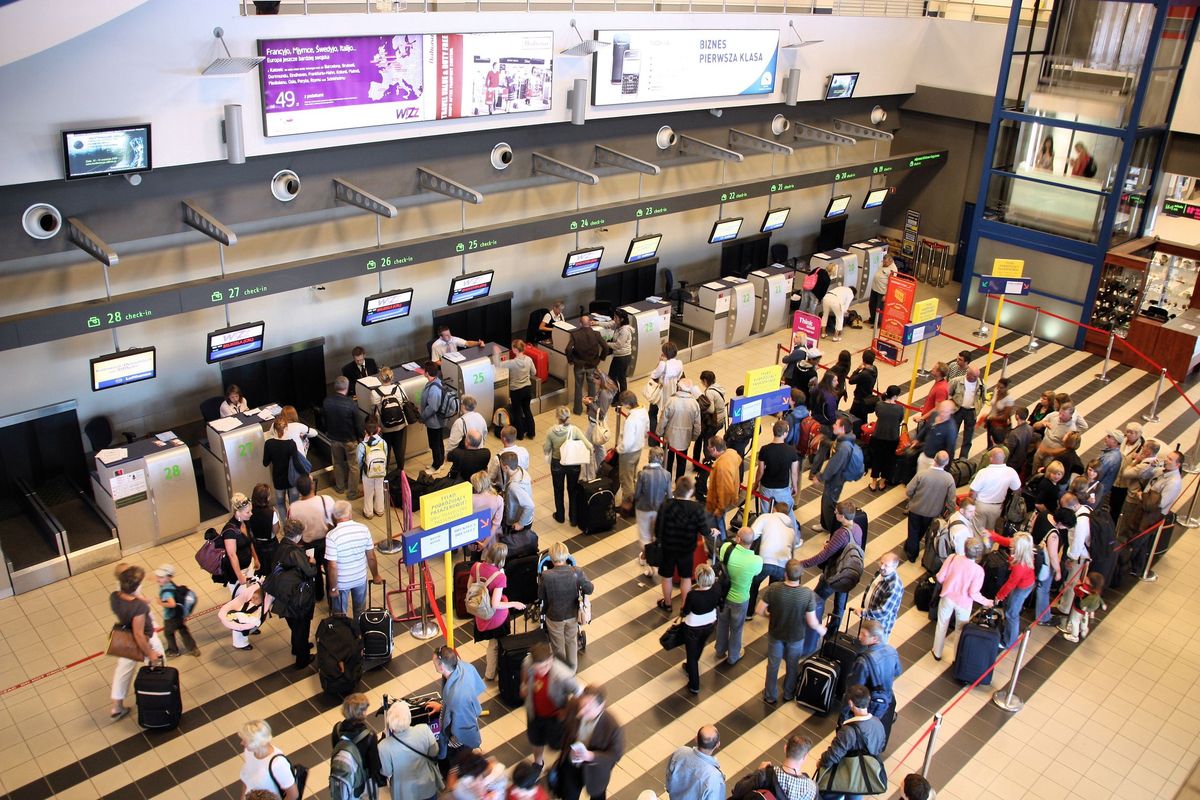Na polskich lotniskach jest coraz więcej turystów
