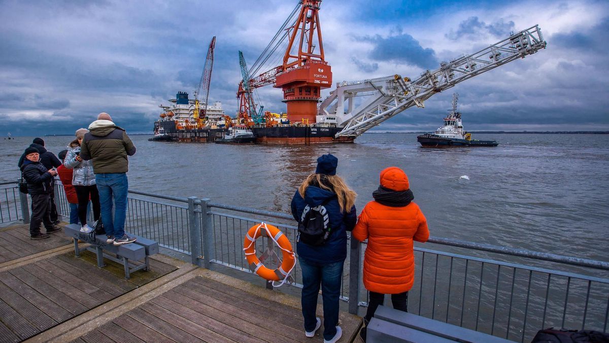 Russian laying ship "Fortuna"14 January 2021, Mecklenburg-Western Pomerania, Wismar: Passers-by take pictures of the Russian pipe-laying vessel "Fortuna" on the pier, which is being towed out of the harbour onto the Baltic Sea by tugboats. The special ship is being used for construction work on the German-Russian Nord Stream 2 gas pipeline in the Baltic Sea. Media reported, citing authorities in Denmark, that pipe-laying work should begin in Danish waters in mid-January 2021, with the Russian pipe-laying vessel "Fortuna" to be used. Photo: Jens B�ttner/dpa-Zentralbild/ZB Dostawca: PAP/DPA.Jens B�ttnerShipping, Web, Building, Seasons, Water, Winter, Nord Stream, Pipe Layers, Crane, Baltic Sea, Communities, Industrial port, Special ship, red, Shipping company, Gas line, Laying vessel, Russia, Sky, Clouds, Lifebelt, Exterior shot, Feature, Group