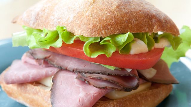 Kanapka z pieczoną wołowiną, sałatą i pomidorem