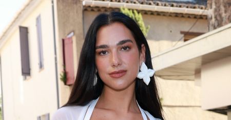 Tak Dua Lipa przyszła na ślub znanego projektanta. Widać było całą bieliznę