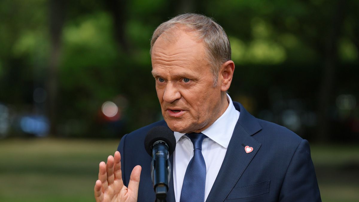 Warszawa, 09.06.2026. Premier Donald Tusk na konferencji prasowej przed siedzibą KPRM w Warszawie po posiedzeniu rządu, 9 bm. Monika Piątkowska będzie wspólną kandydatką KO i PSL w przedterminowych wyborach na prezydenta Krakowa. (jm) PAP/Paweł Supernak