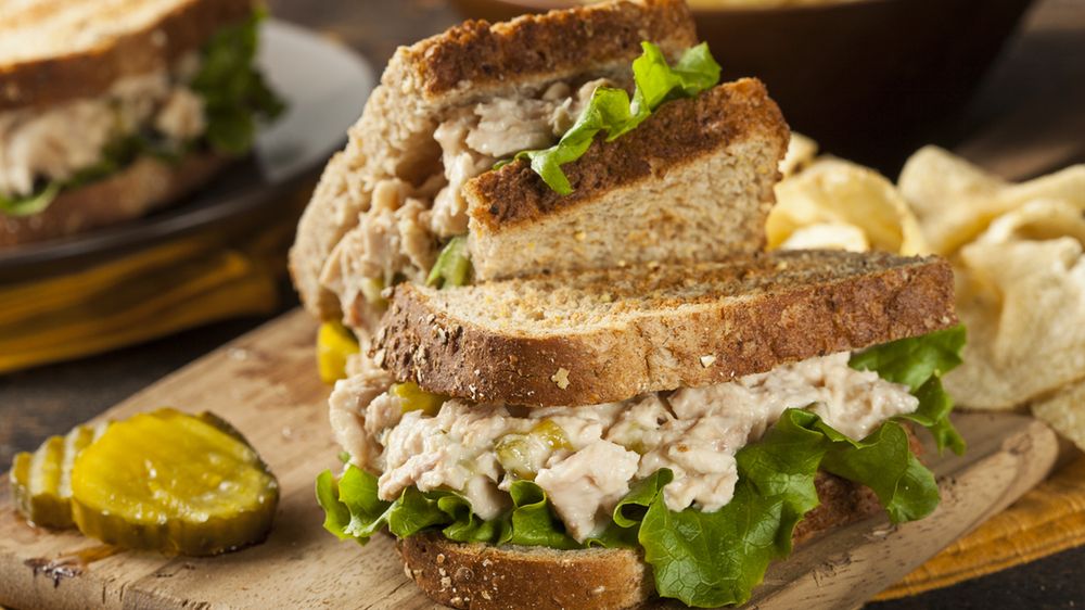 Kanapka z tuńczykiem, sałatą i pomidorem