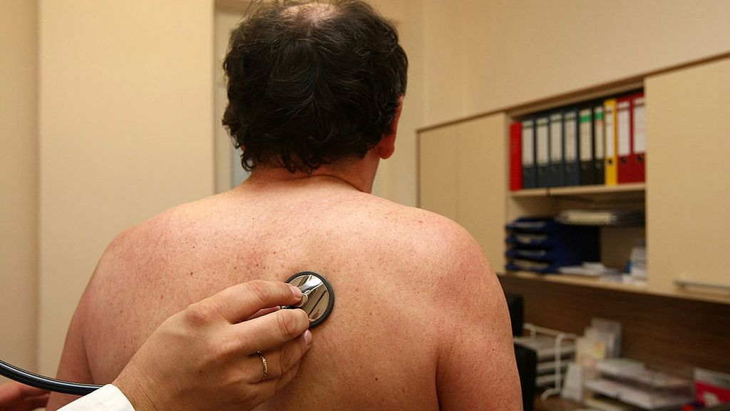 Woda w płucach (płyn w opłucnej) to schorzenie, które może być wynikiem patologii w obrębie układu oddechowego.