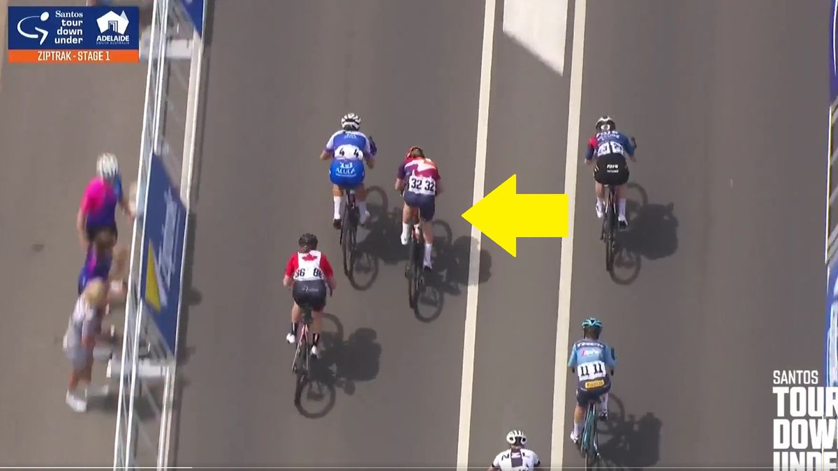 Twitter / Santos Tour Down Under / Na zdjęciu: Finiszująca Daria Pikulik (z numerem 32)