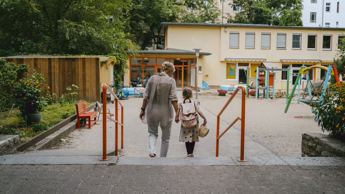 Rear view of senior woman with granddaughter walking towards kindergarten
Maskot
babysitting, caring, daycare, exterior, kindergarten, lifestyle, taking care of
