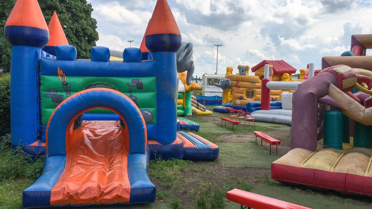 Wiatr porwał dmuchany domek. Zdjęcie ilustracyjne