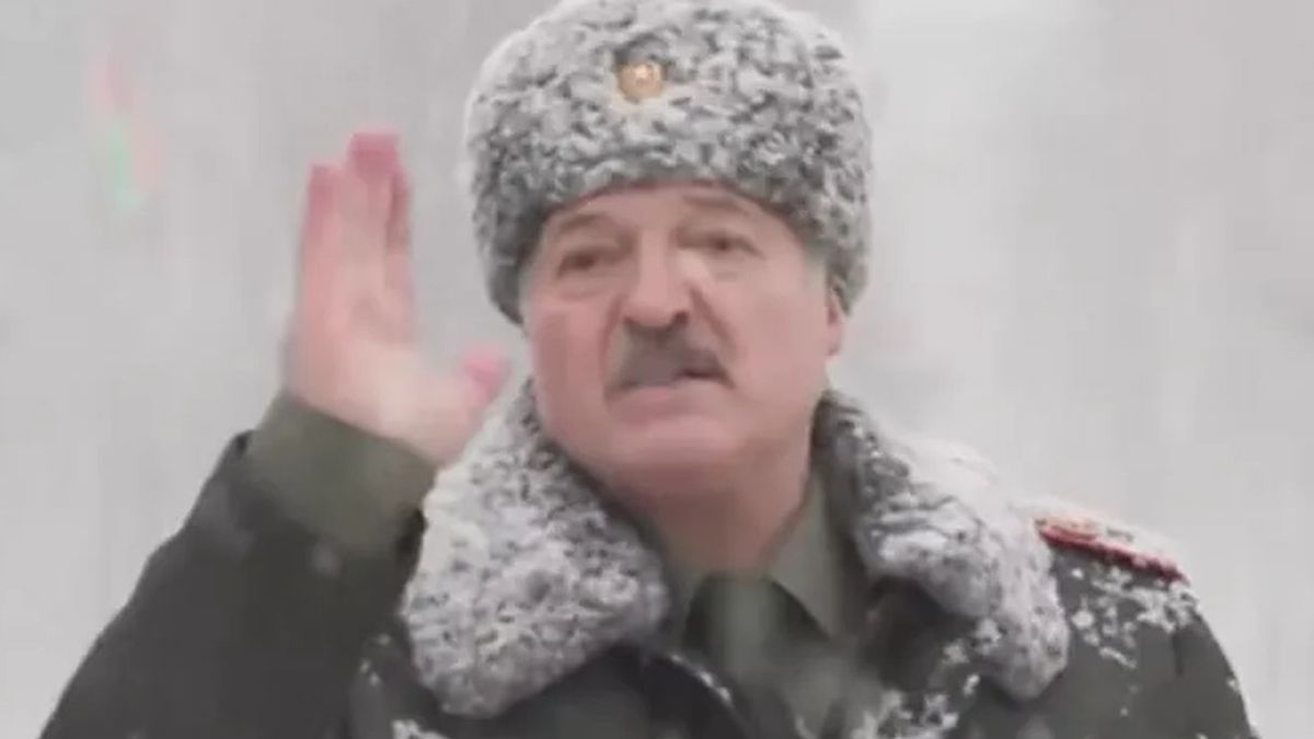 Łukaszenka przed sądem? ONZ podsumowała zbrodnie białoruskich władz. Na zdjęciu po prawej zdjęcie z protestów przeciwko spornych wyborów prezydenckich na Białorusi w 2020 roku