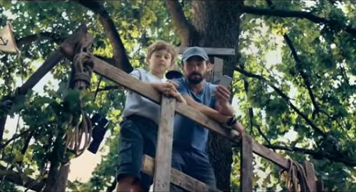 Tata i syn na szczycie magicznego drzewa w kampanii otoDom.pl