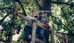 Tata i syn na szczycie magicznego drzewa w kampanii otoDom.pl