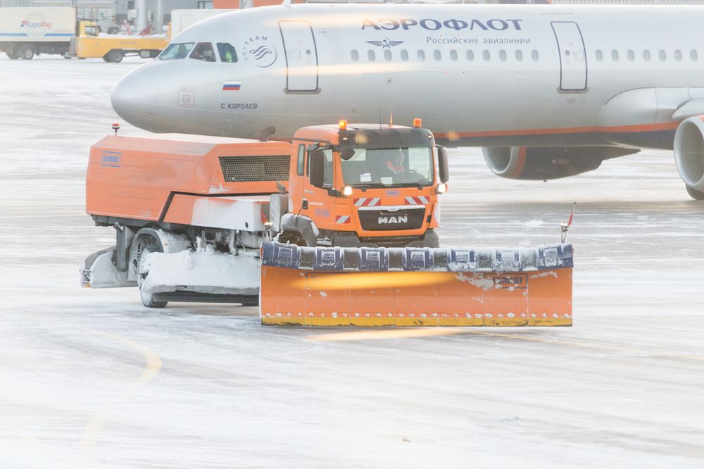 Moskiewskie lotnisko sparaliżowane. Z powodu opadów śniegu odwołano ponad 100 rejsów