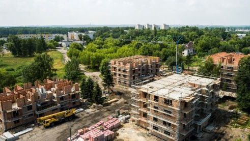 Sosnowiec. Przy ulicy Traugutta powstają nowe bloki z mieszkaniami komunalnymi.