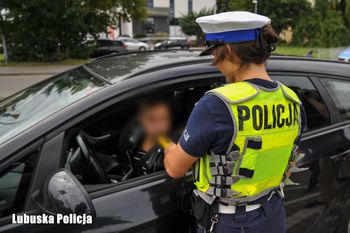 Policjanci z kampanią #TwojeŻycieTwojaKarta. Zagrożenie handlem ludźmi i pracy przymusowej są wciąż aktualne