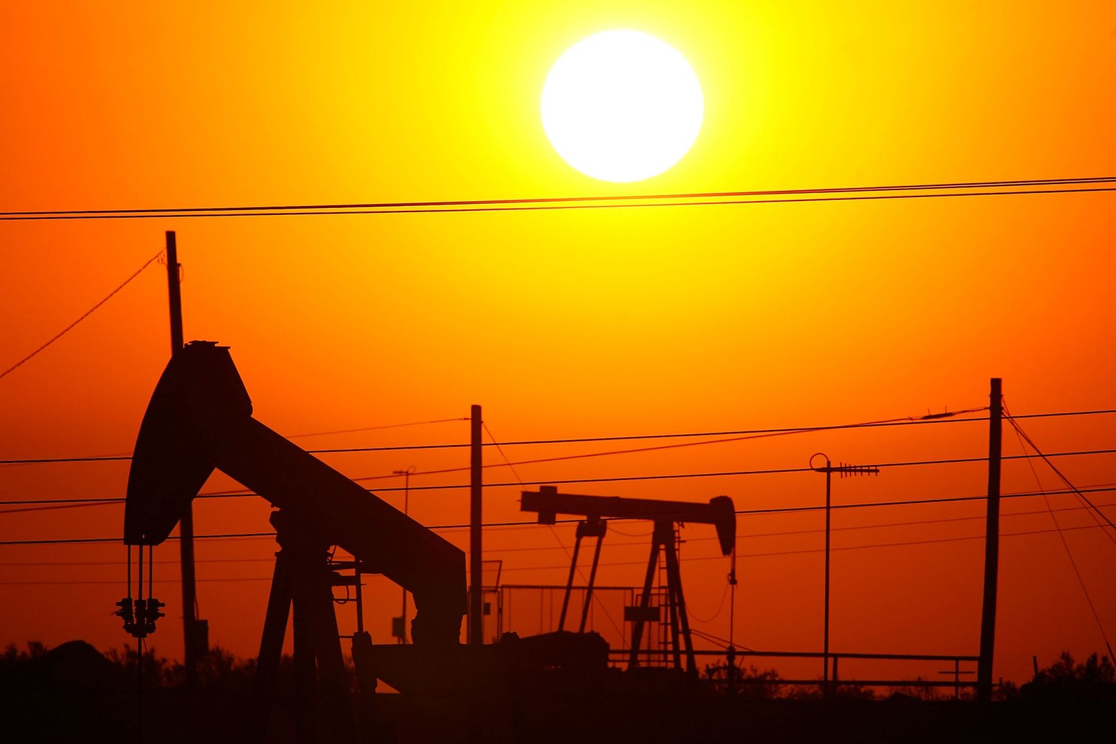 Cena ropy spadła poniżej zera. Baryłka najtańsza od 21 lat