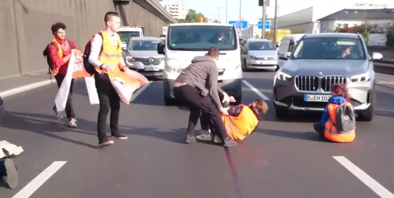 Aktywiści wkurzyli kierowców w Niemczech. Siłą usuwali ich z drogi