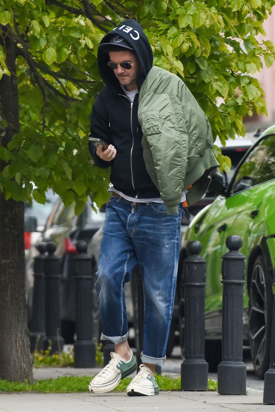 Kuba Wojewódzki załatwia sprawy na mieście