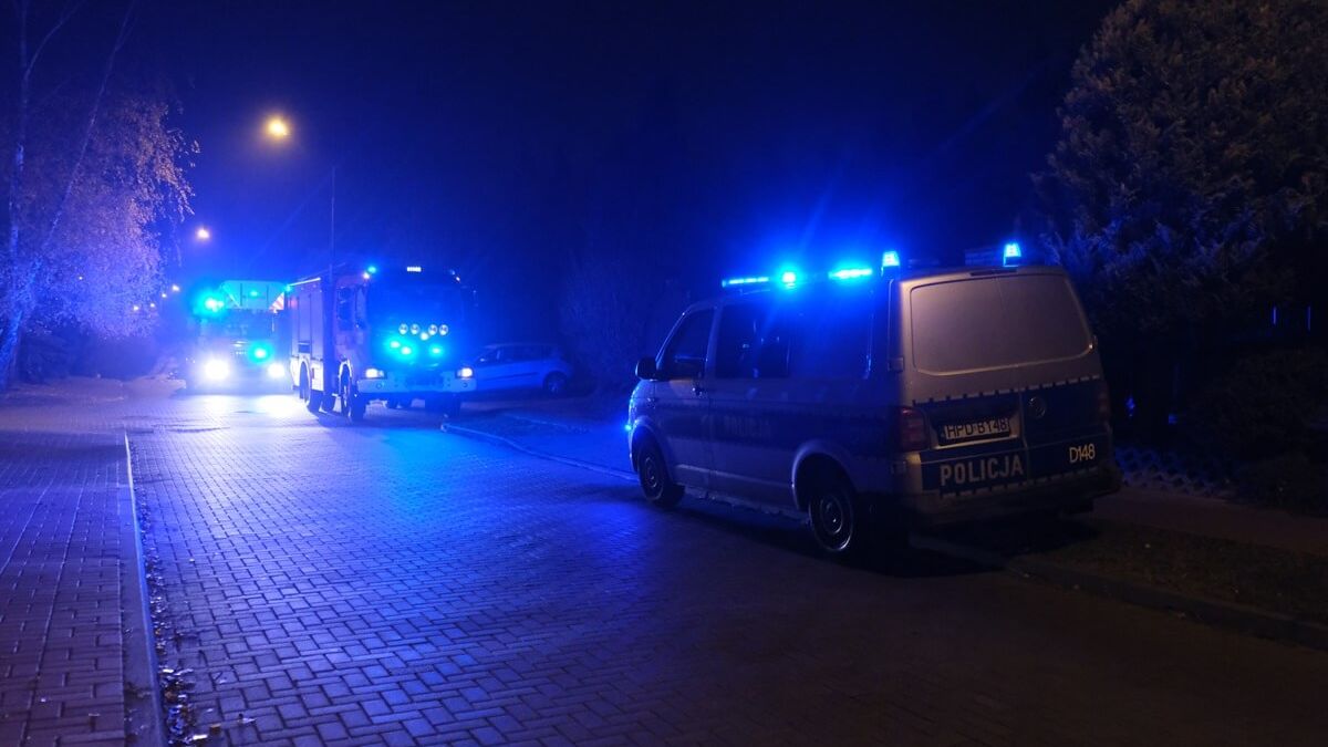 Radiowóz policji i wozy strażackie na sygnałach