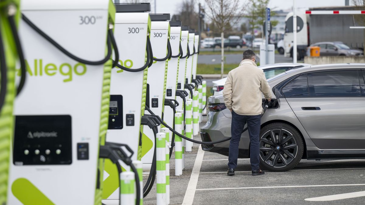FRANKFURT AM MAIN, GERMANY - APRIL 01: Electric cars charge at a public charging station by the company Allego at Frankfurt Airport on April 01, 2026 in Frankfurt, Germany. Electric car dealerships in Germany are reporting a rise in interest among buyers following the spike in gasoline prices due to the ongoing U.S.-Israeli war with Iran. (Photo by Thomas Lohnes/Getty Images)