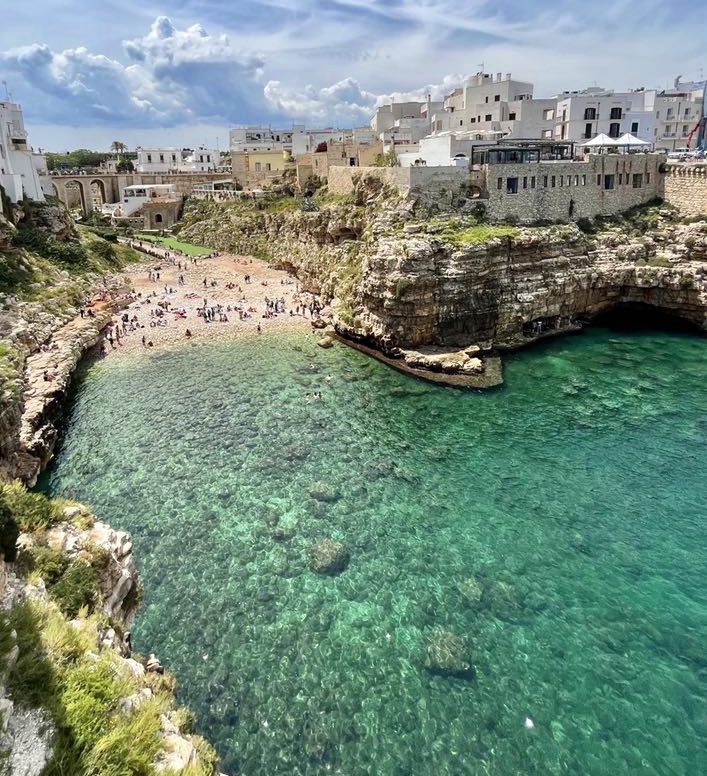 Charakterystyczna plaża w Polignano a Mare