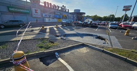 Zapadł się spory fragment parkingu przed galerią handlową [ZDJĘCIA]