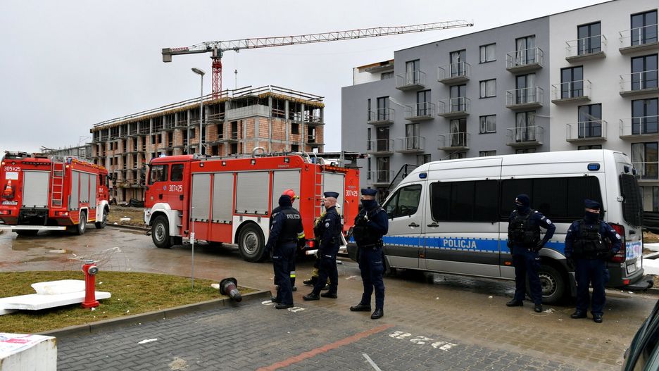 Wiatr przewr�ci? d?wig w KrakowieFot. Artur Barbarowski/East News, Krakow,  17.02.2022. Silny wiatr przewrocil dzwig przy ul. Domagaly. Reanimowany jest operator, kilka innych osob zostalo poszkodowanych.Artur Barbarowski