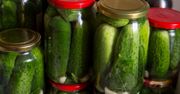 Przed włożeniem ogórków do słoika zawsze sięga po spirytus. Powód może niektórych zaskoczyć
