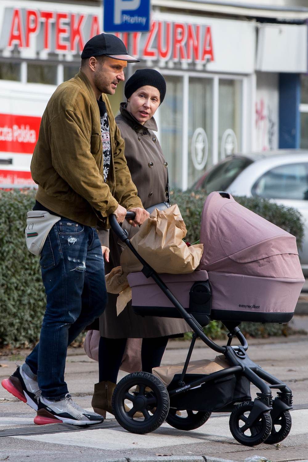 Kasia Warnke i Piotr Stramowski na spacerze z córką