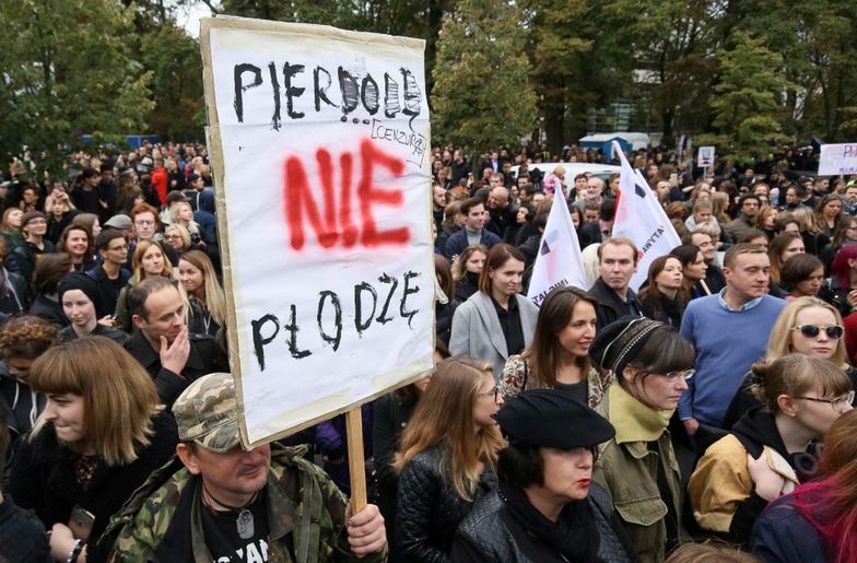 Protest przeciwko zaostrzeniu ustawy aborcyjnej: "OPRÓCZ MACIC MAMY MÓZGI!"